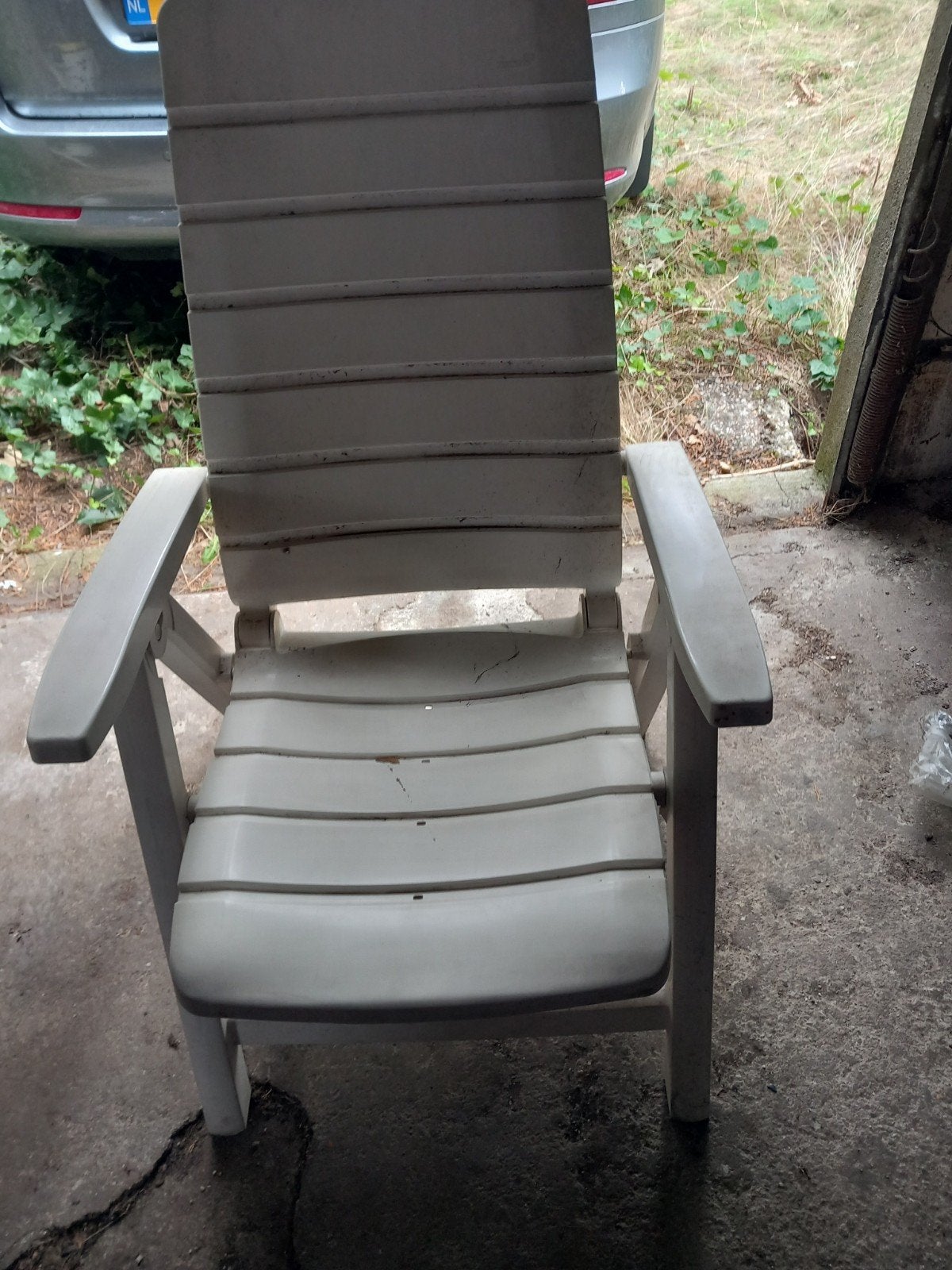 6 witte inklapbare tuinstoelen + ligbed (GRATIS, Ophalen of Verzenden, Gebruikt, Plastic, Inklapbaar