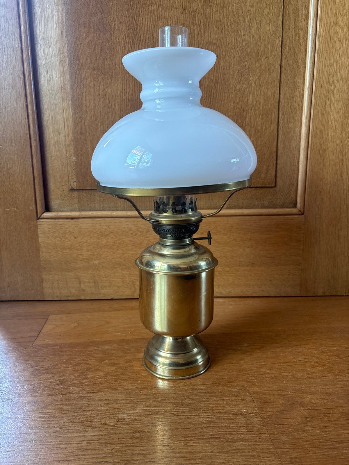 Antieke messing olielamp met opaline kap, Ophalen