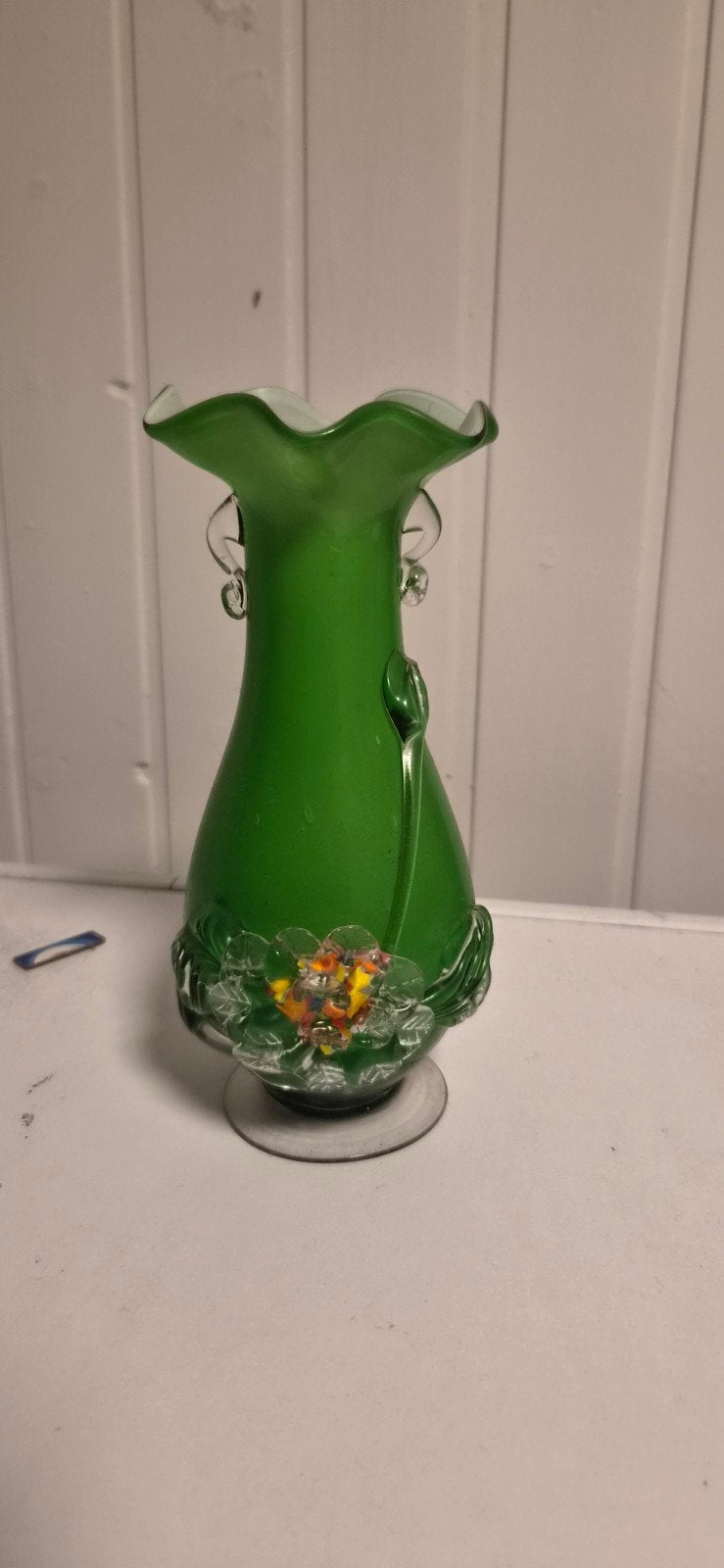 Groene glazen vaas met bloemdecoratie, Antiek en Kunst, Ophalen of Verzenden