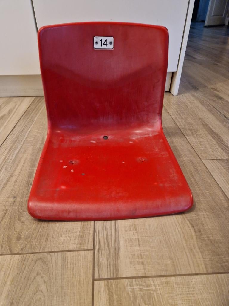 Rode stadionstoel met nummer 14, Ophalen, Kunststof, Gebruikt, Stadion, Sportief, Vintage