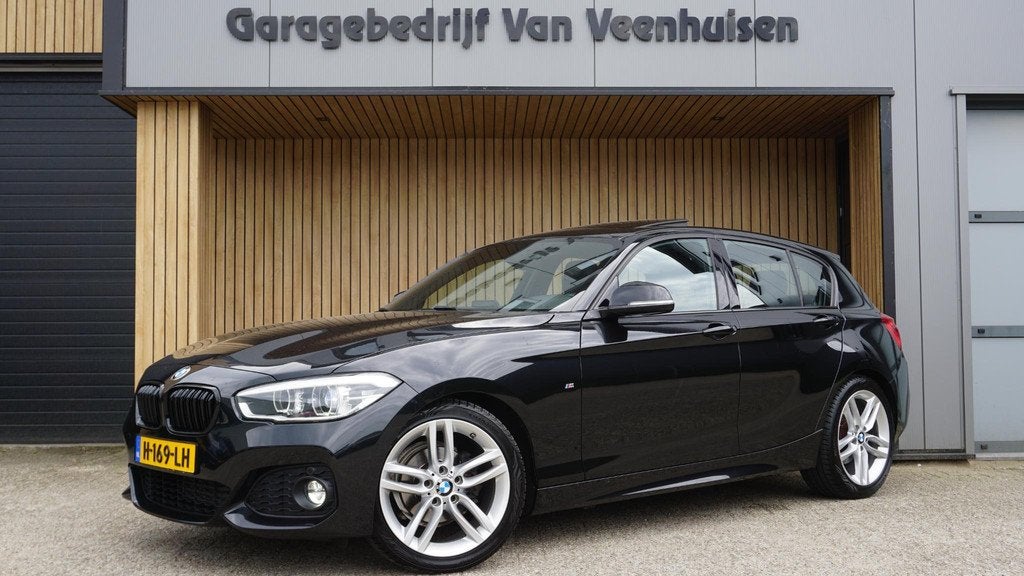 BMW 1-serie 118i 136PK M Sport Shadow Line 5Drs Schuif/Kante, 1-Serie, Euro 6, Alcantara, Zwart