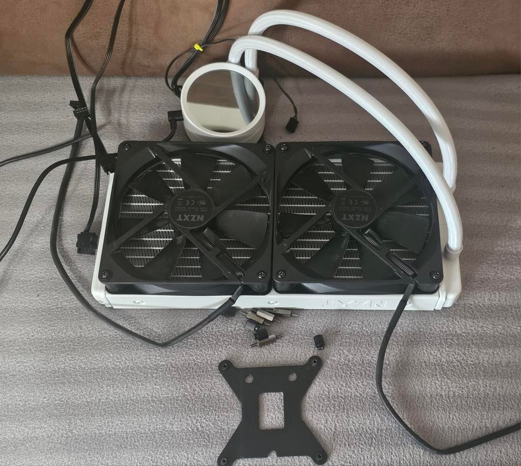 NZXT waterkoeling 240 met RGB., Ophalen of Verzenden, Zo goed als nieuw, Waterkoeling
