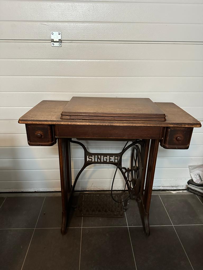Antieke Singer naaimachine met houten tafel, Antiek en Kunst, Antiek | Naaimachines, Ophalen