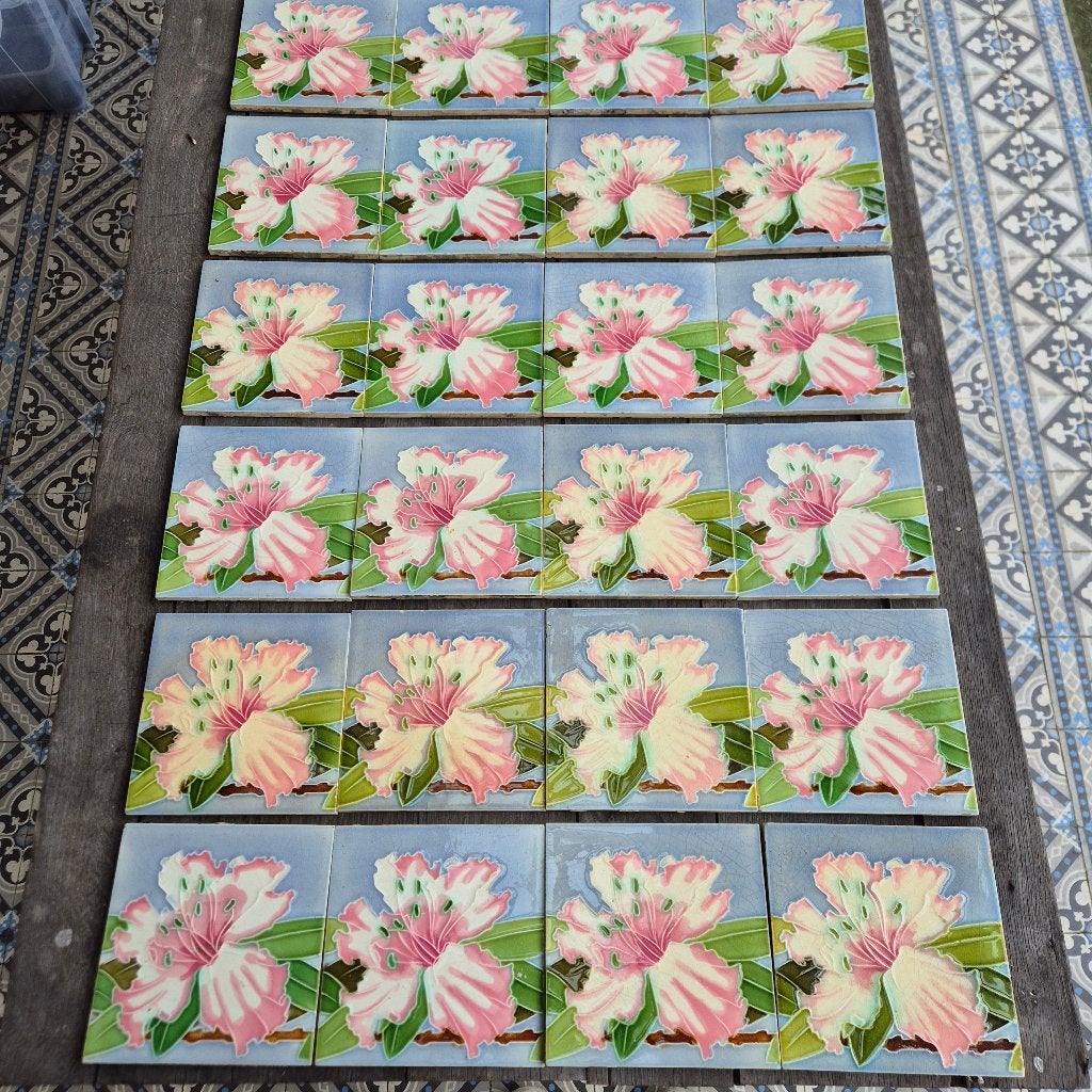 24 art nouveau tegels met hybiscus opgelegd decor, Ophalen
