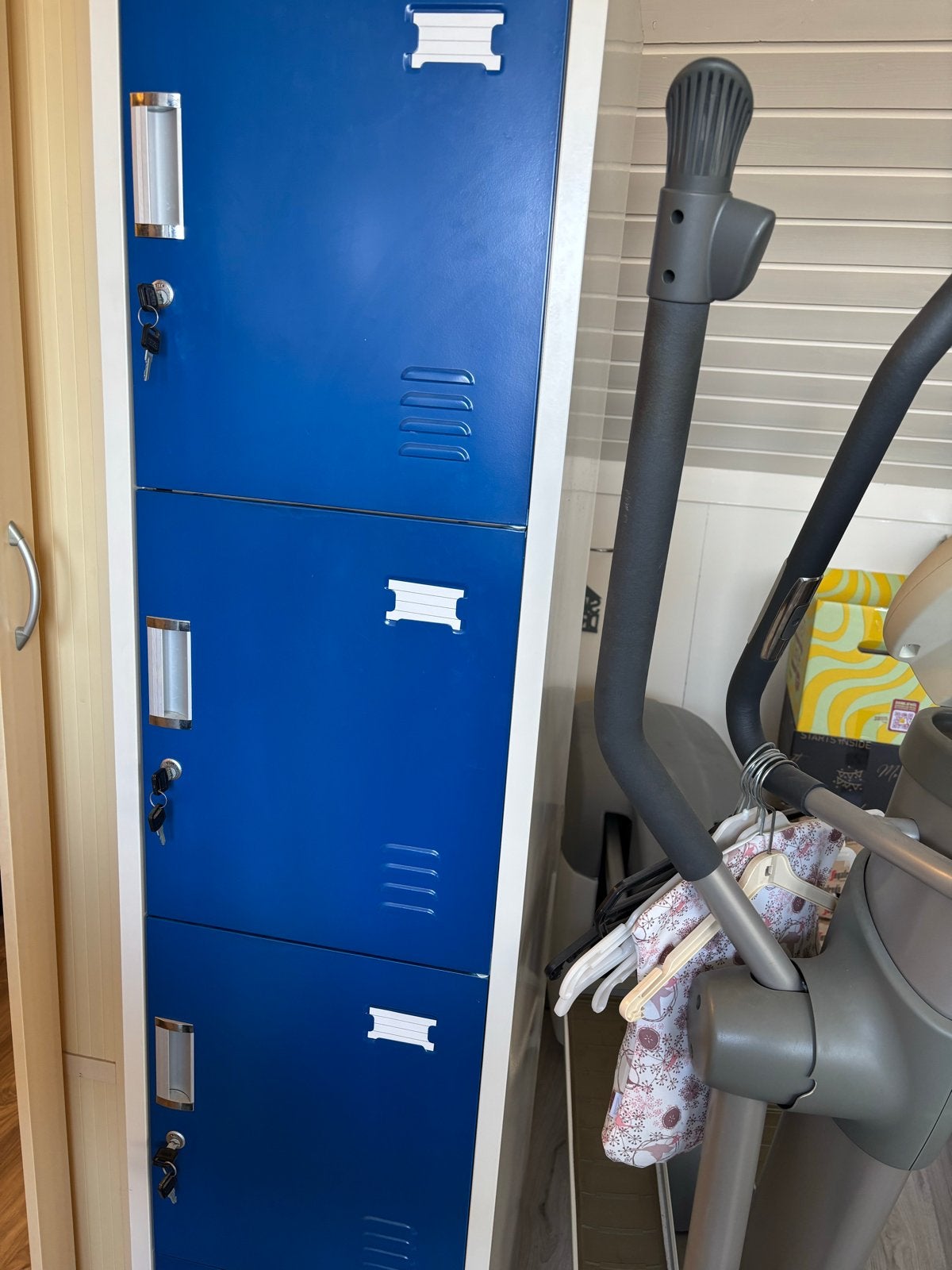 Blauwe metalen locker met 4 vakken en sleutels, Ophalen, Zo goed als nieuw