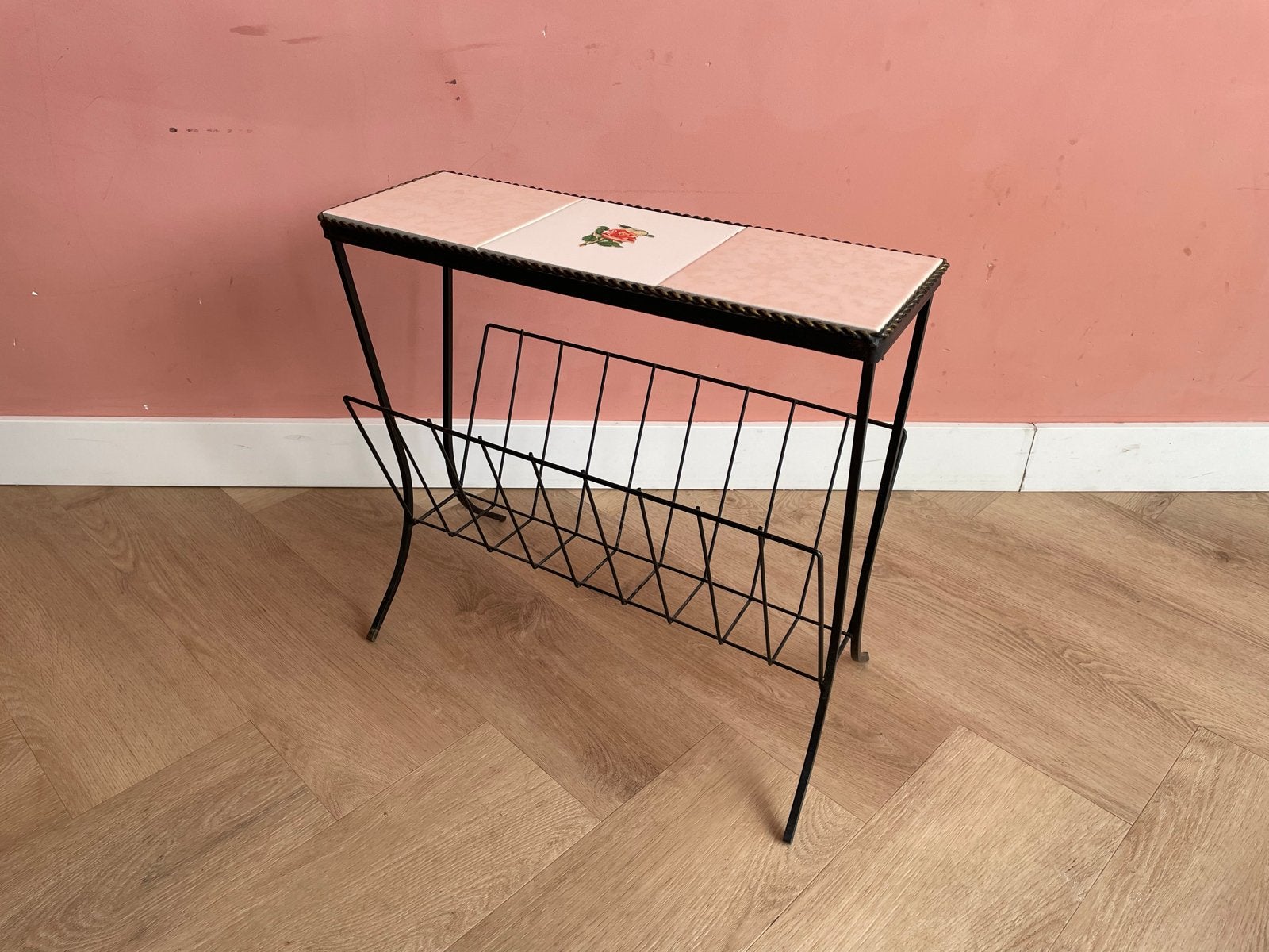 Vintage bijzettafel met tijdschriftenrek en tegelblad, Ophalen