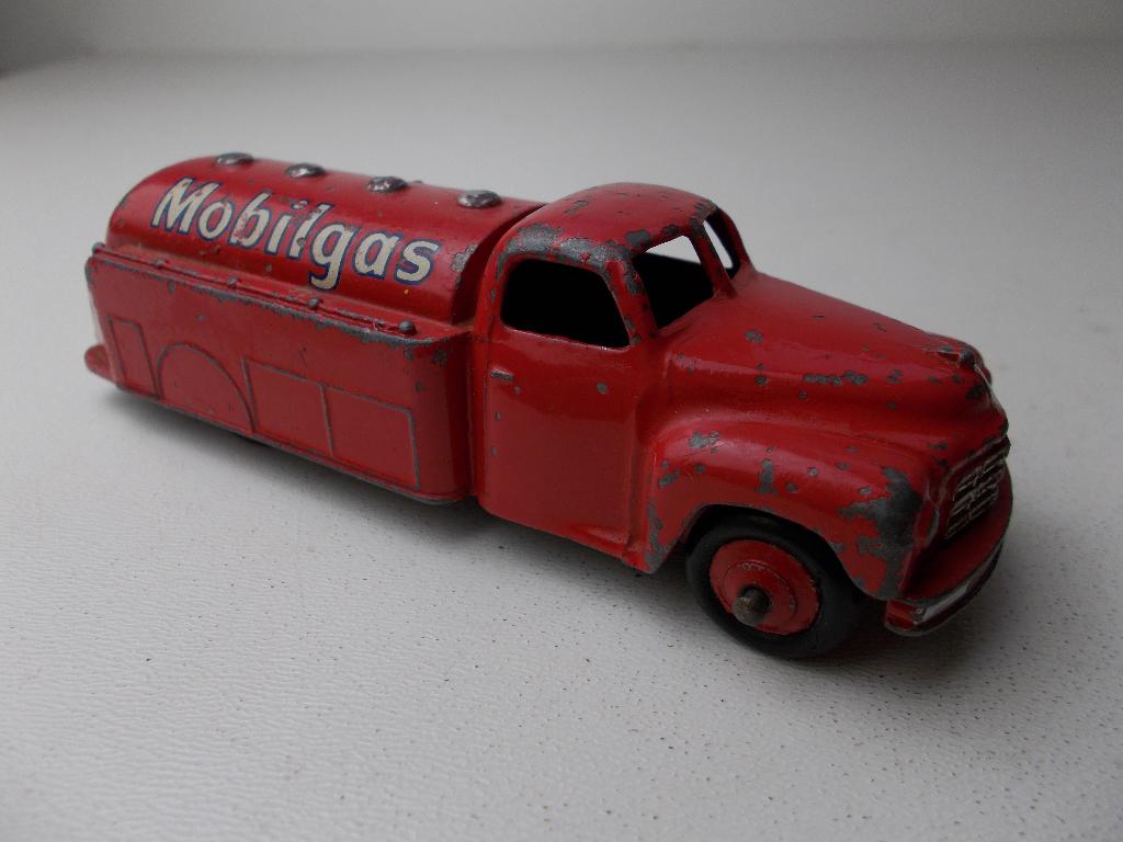 1952 Dinky Toys 30P STUDEBAKER PETROL TANKER "MOBILGAS" Igst, Ophalen of Verzenden, Zo goed als nieuw, Bus of Vrachtwagen, Dinky Toys