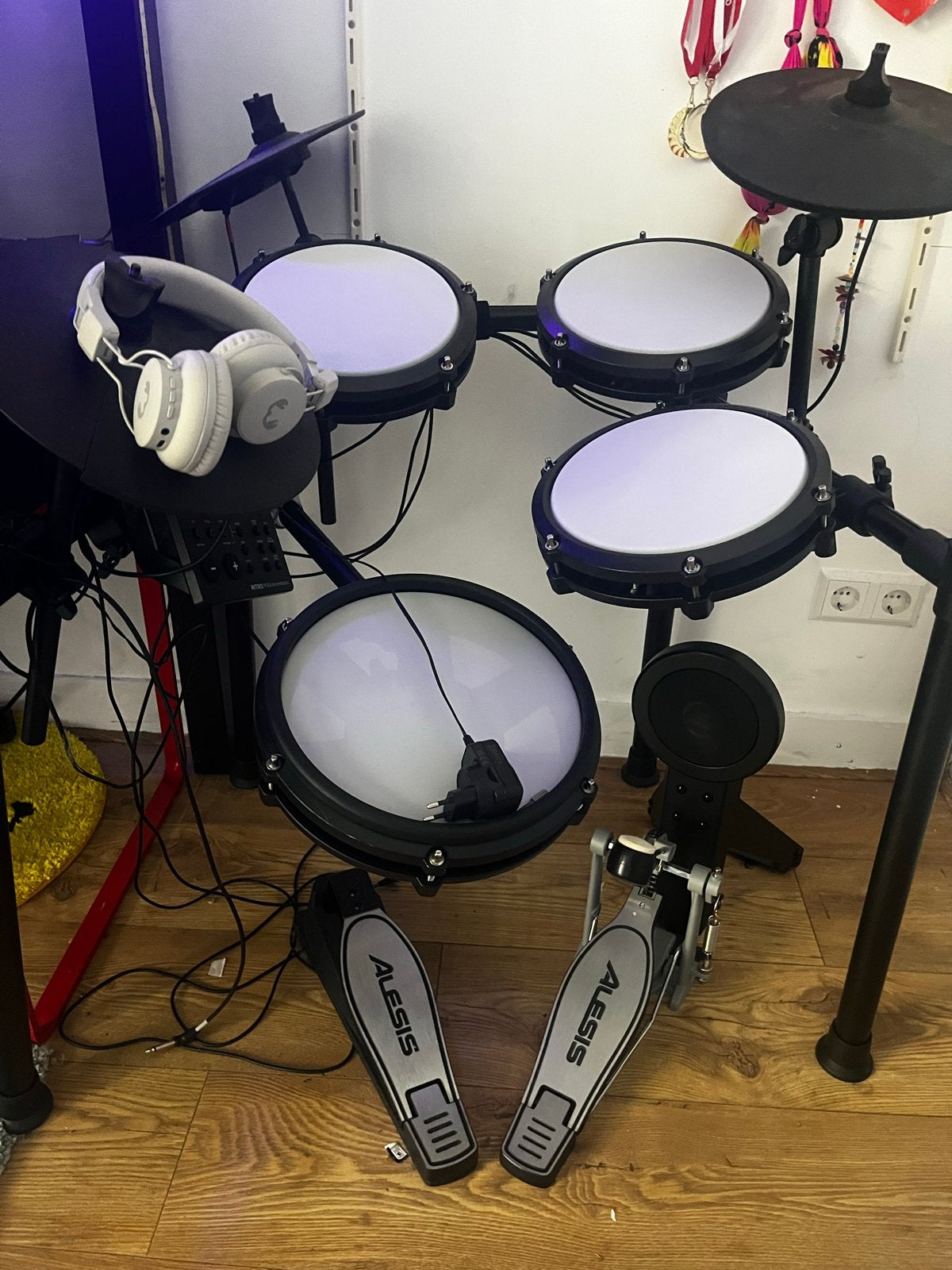 Zo goed als nieuwe Alesis elektronische drumkit met krukje