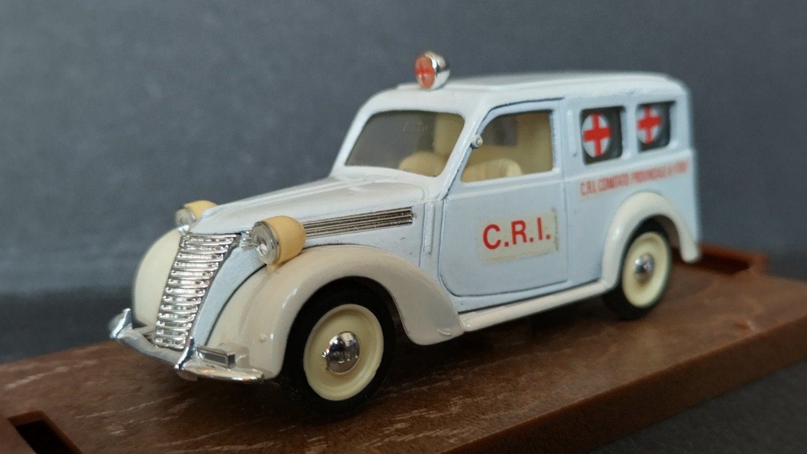Fiat 1100 E Ambulance Crosse Rossa 1:43 Brumm Pol, Hobby en Vrije tijd, Modelauto's | 1:43, Overige merken, Auto, Verzenden, .