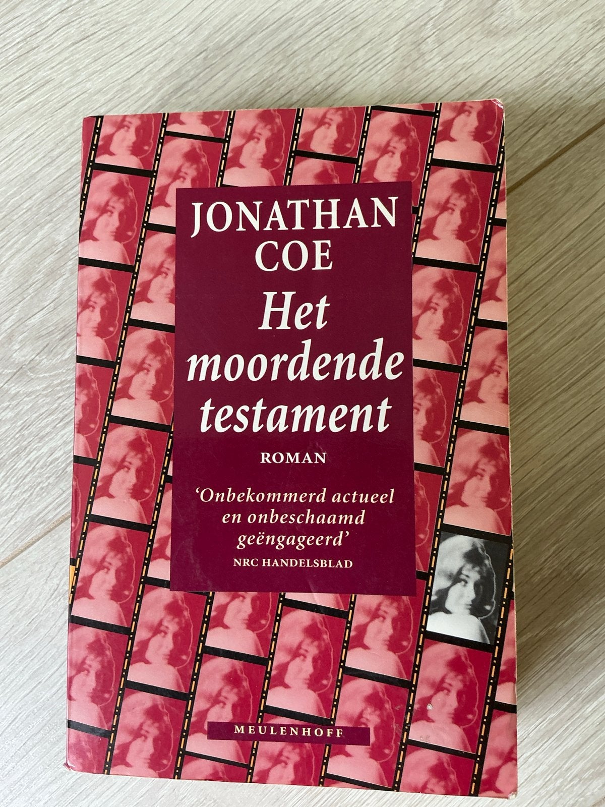Jonathan Coe - Het moordende testament (Roman), Boeken, Ophalen of Verzenden, Zo goed als nieuw, Nederland