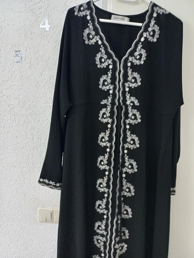 Zwarte Abaya met witte borduursels, Ophalen of Verzenden