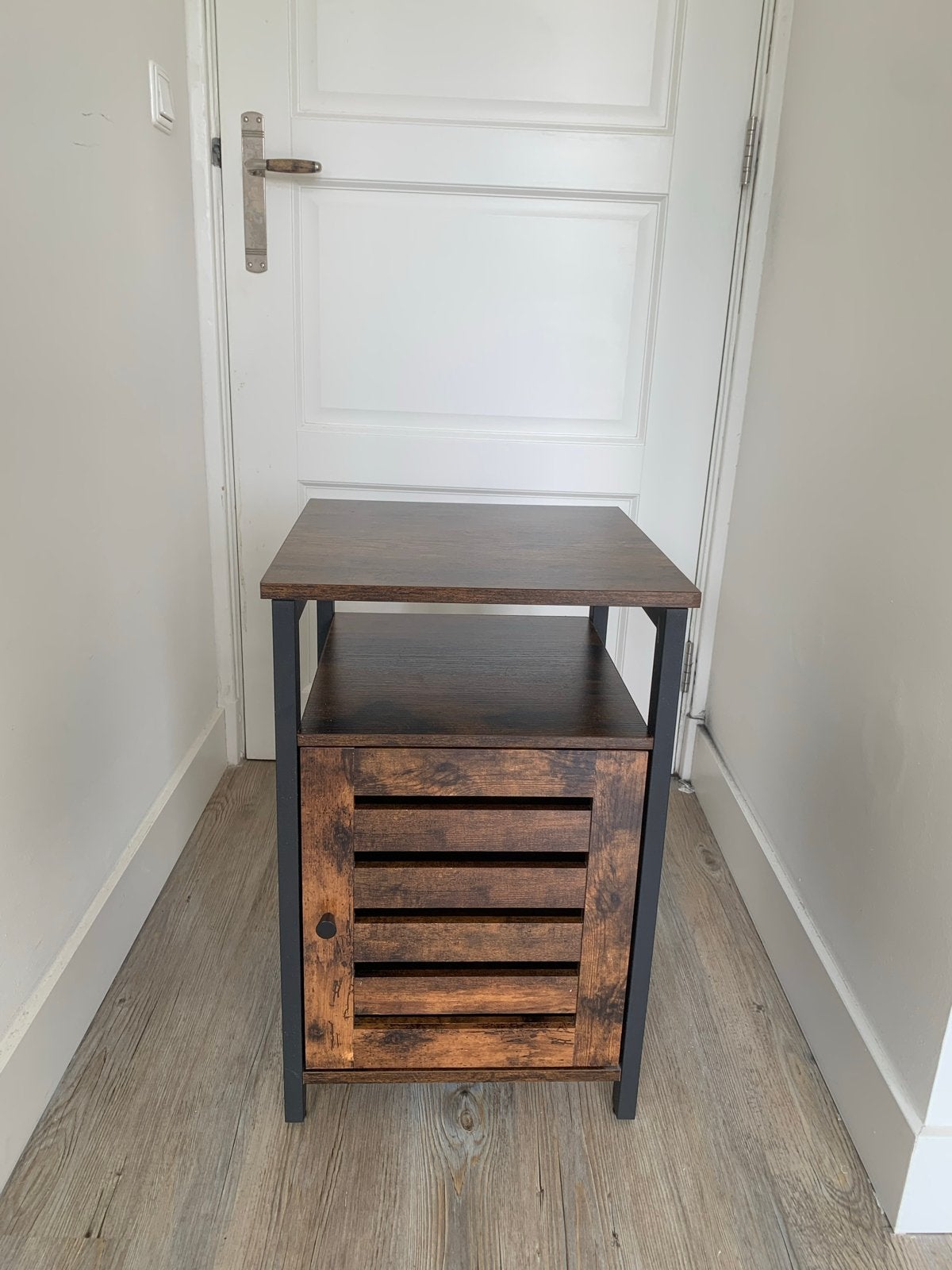 Nachtkastje /Bijzettafel - Bedside-night Table / Side Table, Minder dan 45 cm, Zo goed als nieuw, Hout, 55 tot 70 cm