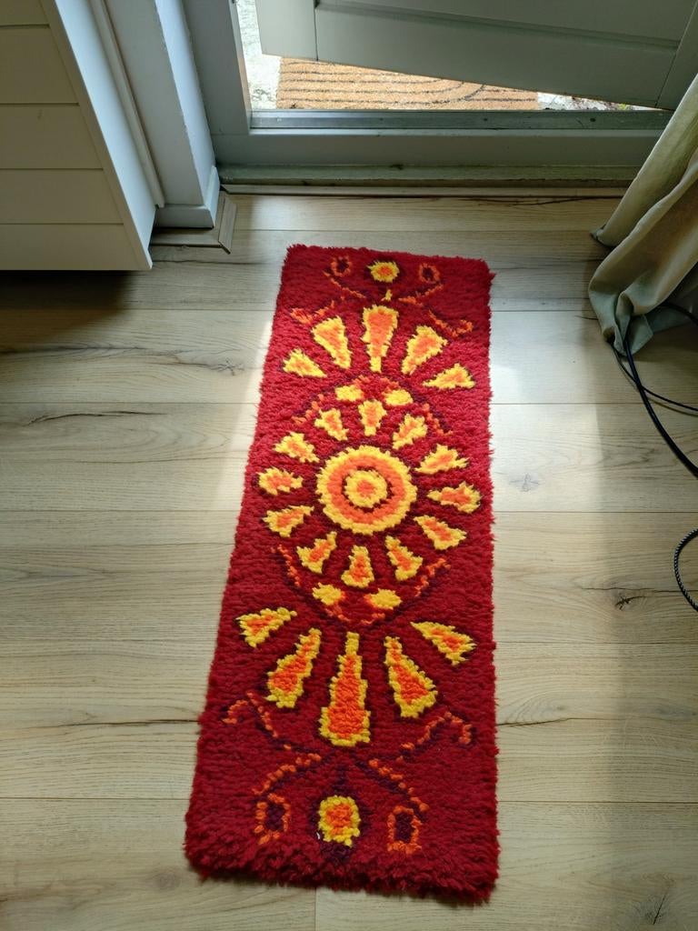 Vintage rood vloerkleed met oranje/geel zonpatroon, Minder dan 50 cm, Gebruikt, 50 tot 100 cm, Vintage, Retro, Bloemenpatroon