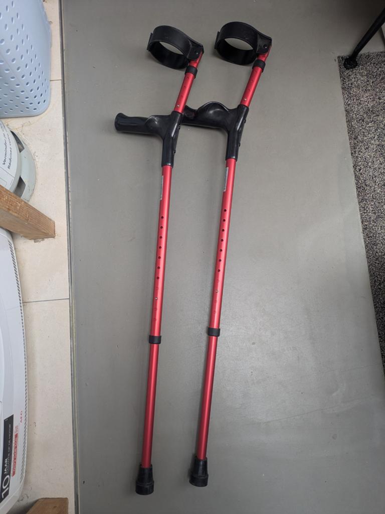 Elleboogkrukken rood, Ophalen