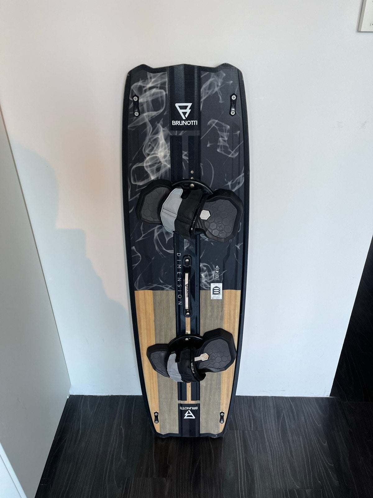 Brunotti Dimension Kiteboard (137x41), Watersport en Boten, Kitesurfen, Gebruikt, Kiteboard, 4 m² of minder, Twintip, Ophalen