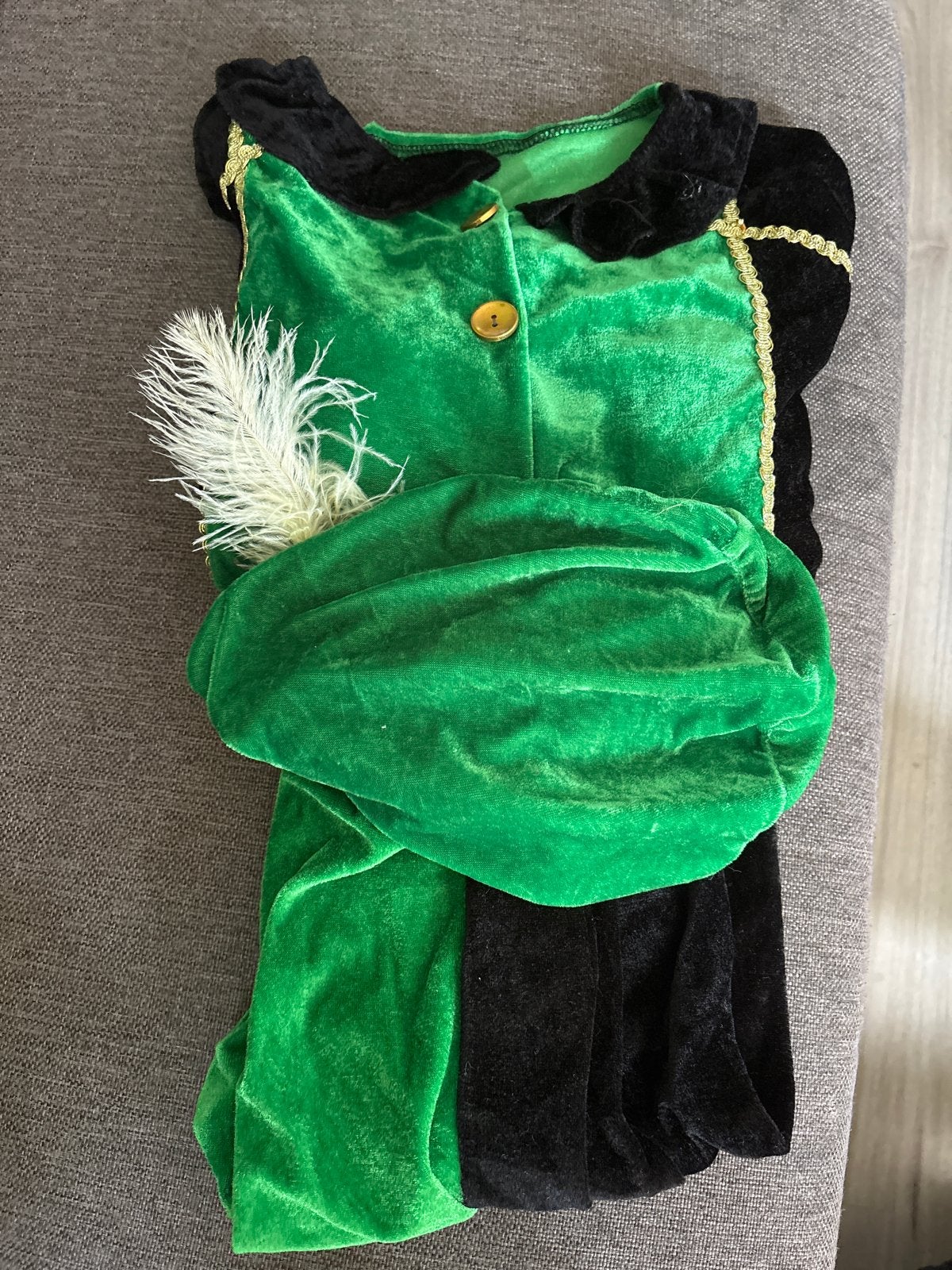 Groen fluwelen Sinterklaas/Pietenpak met veer, Kinderen en Baby's, Ophalen of Verzenden, Zo goed als nieuw, 134 t/m 140, Jongen of Meisje