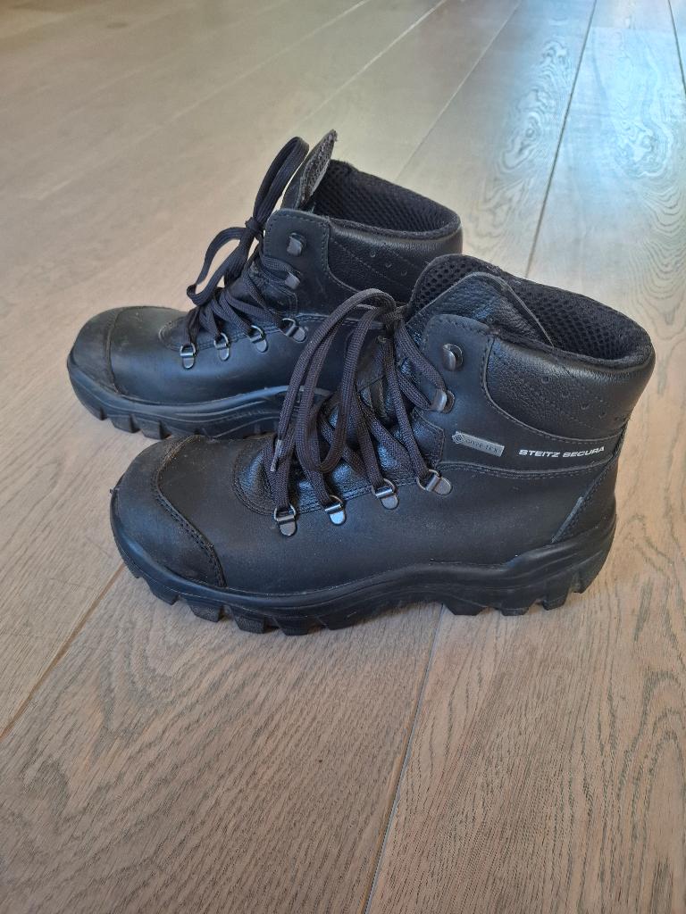 Veiligheidsschoenen c.q. werkschoenen mt 40, Ophalen of Verzenden, Zo goed als nieuw
