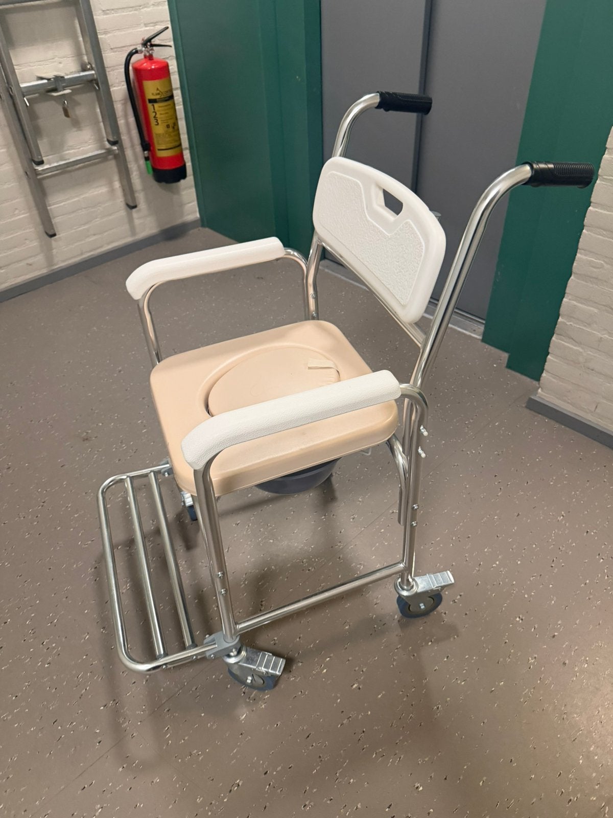WC Stoel met Opklapbare Voetensteunen, Diversen, Ophalen, Zo goed als nieuw