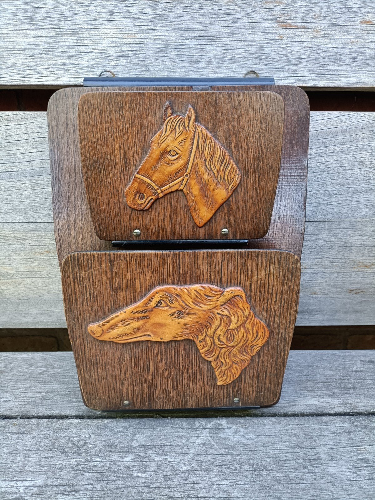 Vintage art deco houten krantenhouder. Afbeelding hond/paard, Ophalen