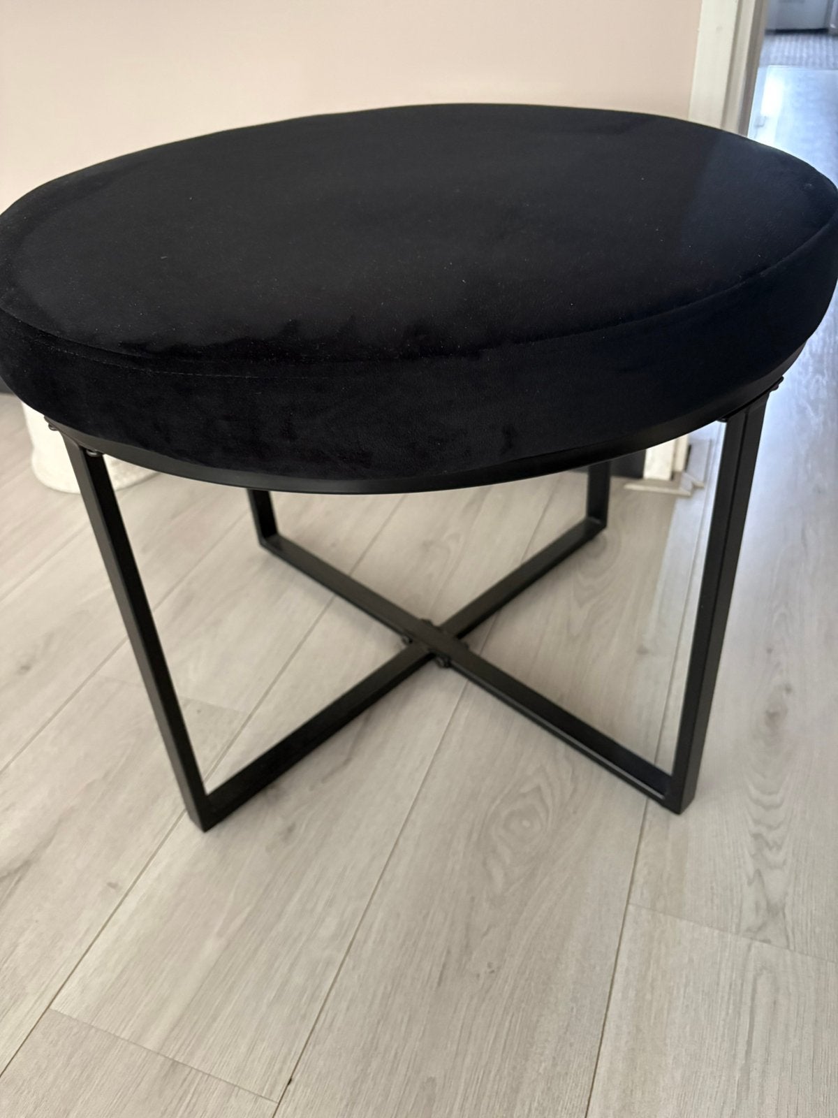 Zwarte velvet bijzettafel, poef, Ophalen, Zo goed als nieuw, Rond, 50 tot 100 cm