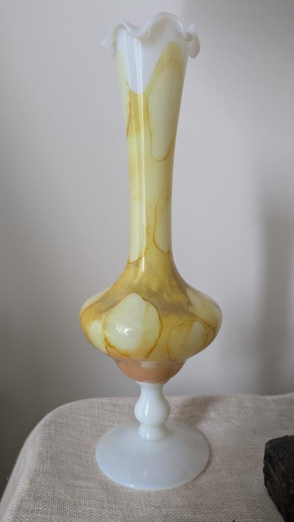 Opaline geel met wit gemarmerde vaas soliflore, Ophalen of Verzenden, Overige stijlen, Porselein, Schaal of Schalen