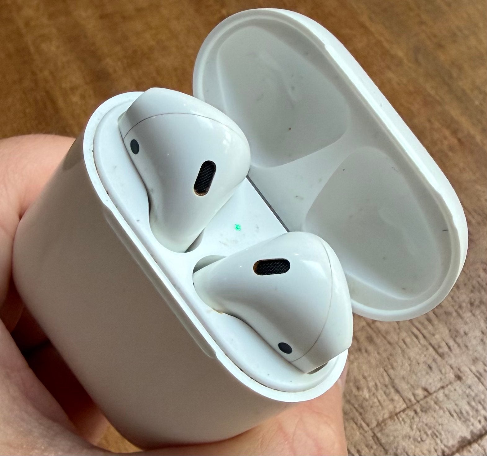 Apple AirPods 1e generatie met oplaadcase, Telecommunicatie, Mobiele telefoons | Oordopjes, Ophalen of Verzenden, Gebruikt, Wit