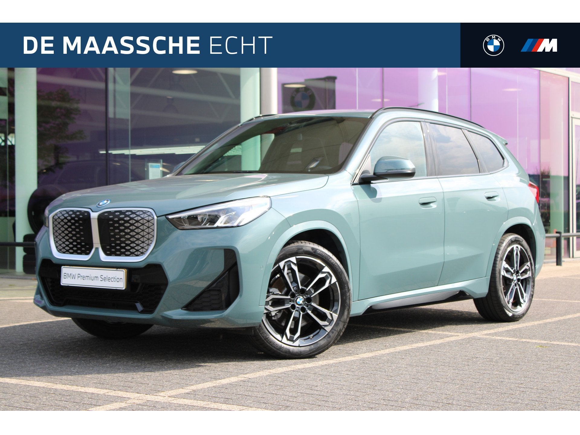 BMW iX1 xDrive30 M Sport / Panoramadak / Sportstoelen / Acht