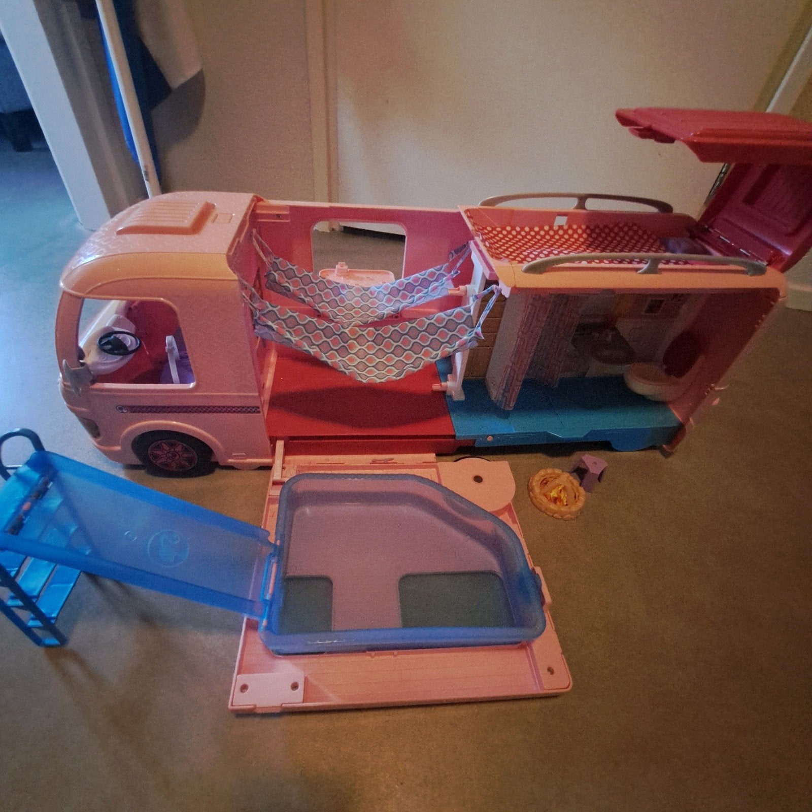 Barbie camper groot, Ophalen