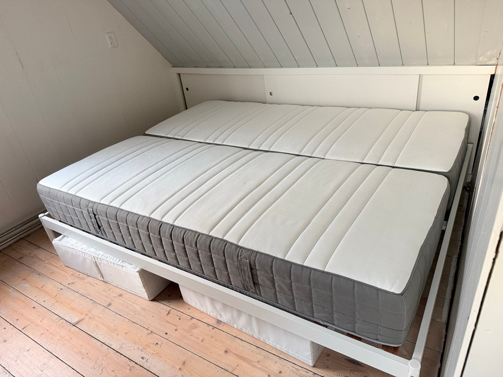 Ikea VEVELSTAD & bedframe 160x200 met 2 HOVAG matrassen, Ophalen, Wit, Tweepersoons, Zo goed als nieuw