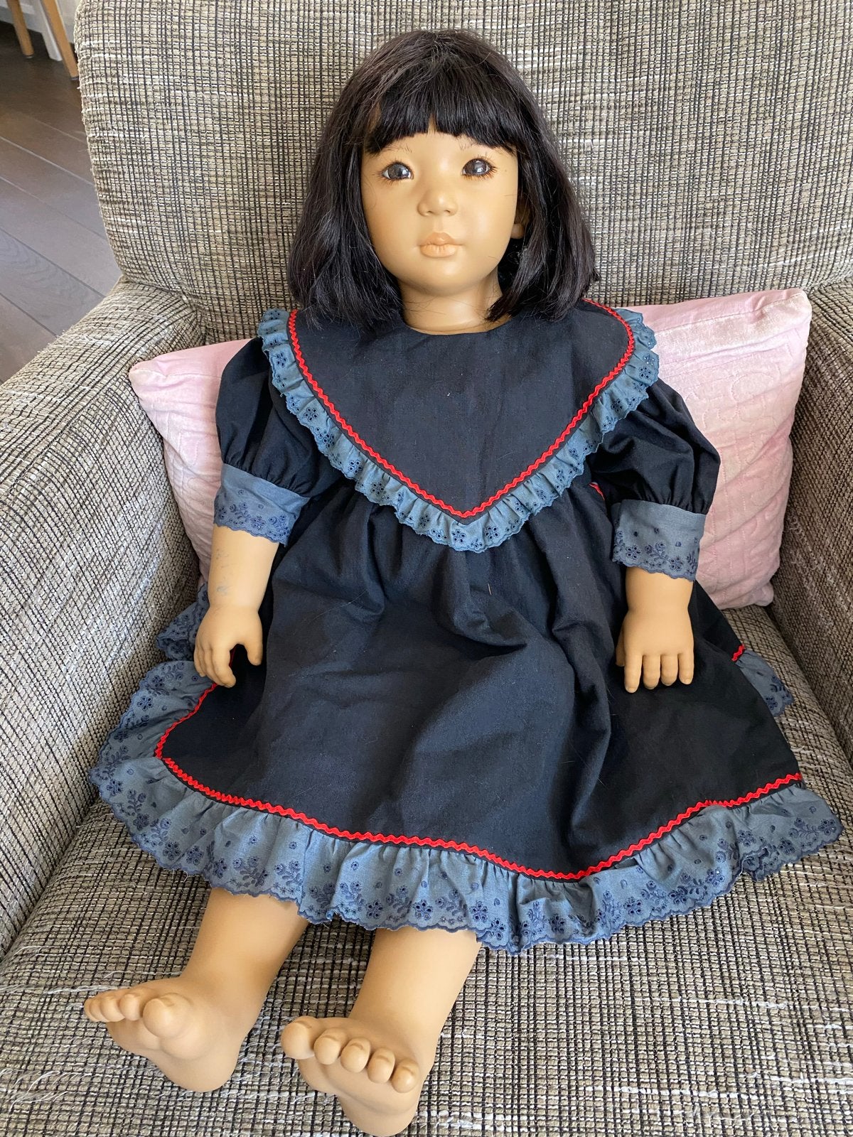 Annette Himstedt Pop - Aziatisch meisje in jurk, Verzamelen, Ophalen of Verzenden, Zo goed als nieuw, Pop, Levensecht of Reborn