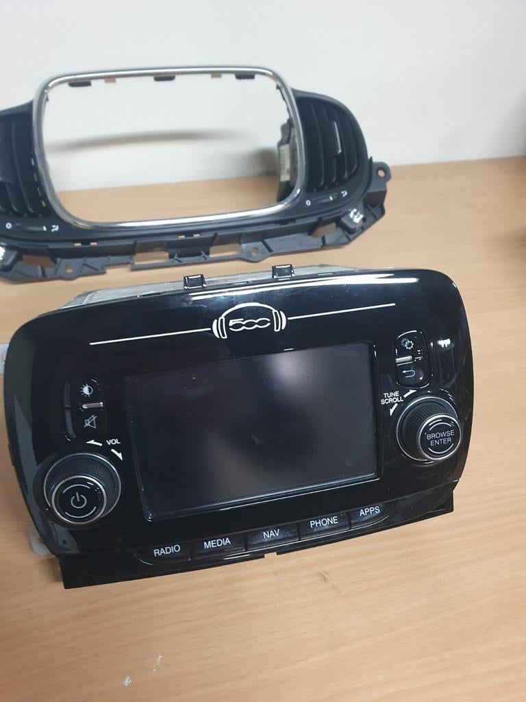 Fiat 500 Uconnect 5" DAB Navigatie (TomTom 2025 update), Auto diversen, Autonavigatie, Ophalen of Verzenden