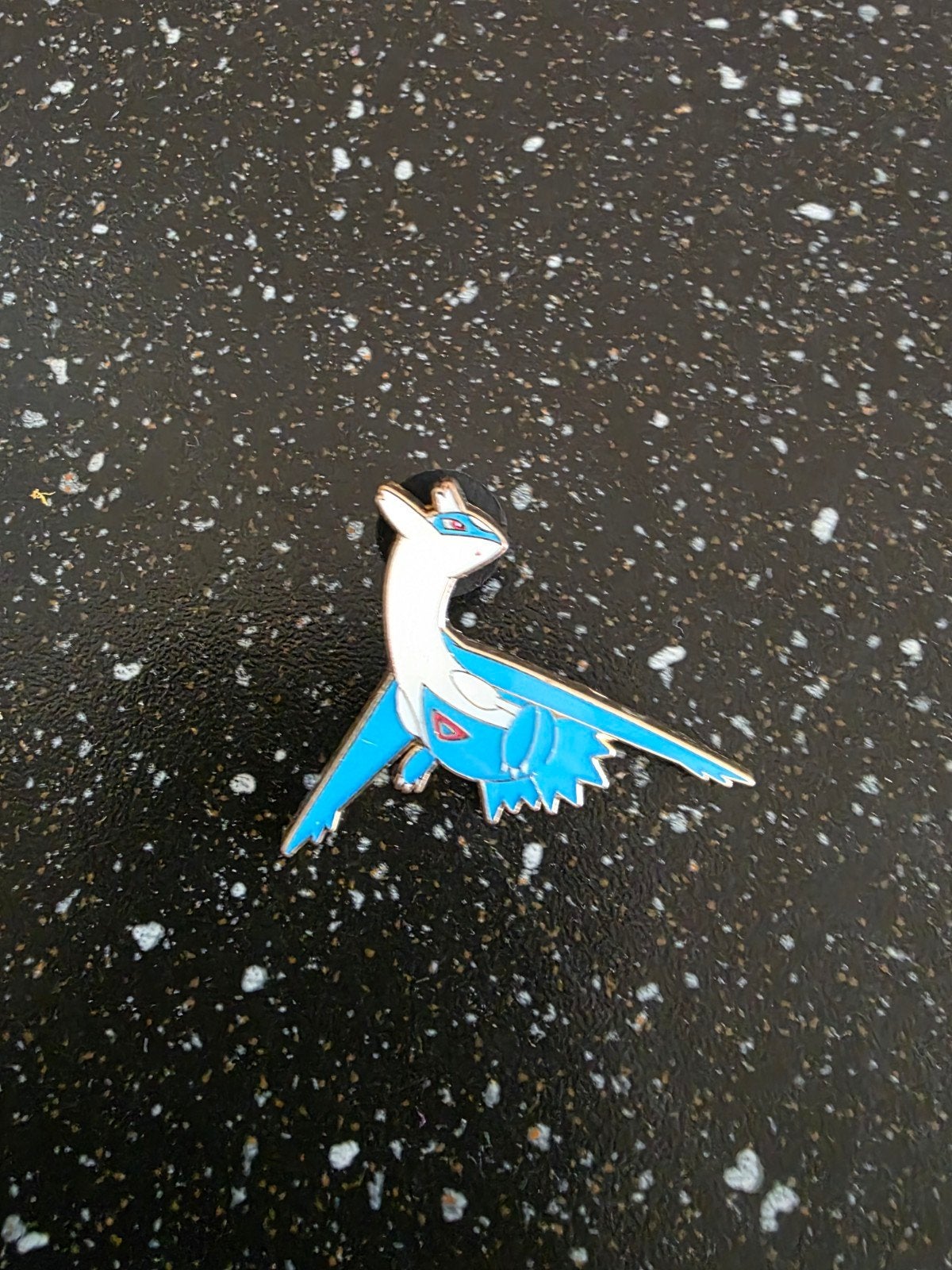 Latios Pokémon Pin - Zeldzaam verzamelobject, Verzamelen, Speldjes, Pins en Buttons, Ophalen of Verzenden, Zo goed als nieuw, Figuurtje