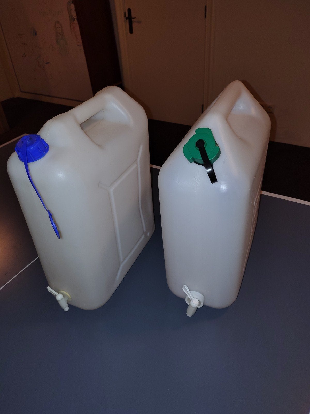 2 keer een 20 liter jerrycan met kraantje, Ophalen, Zo goed als nieuw