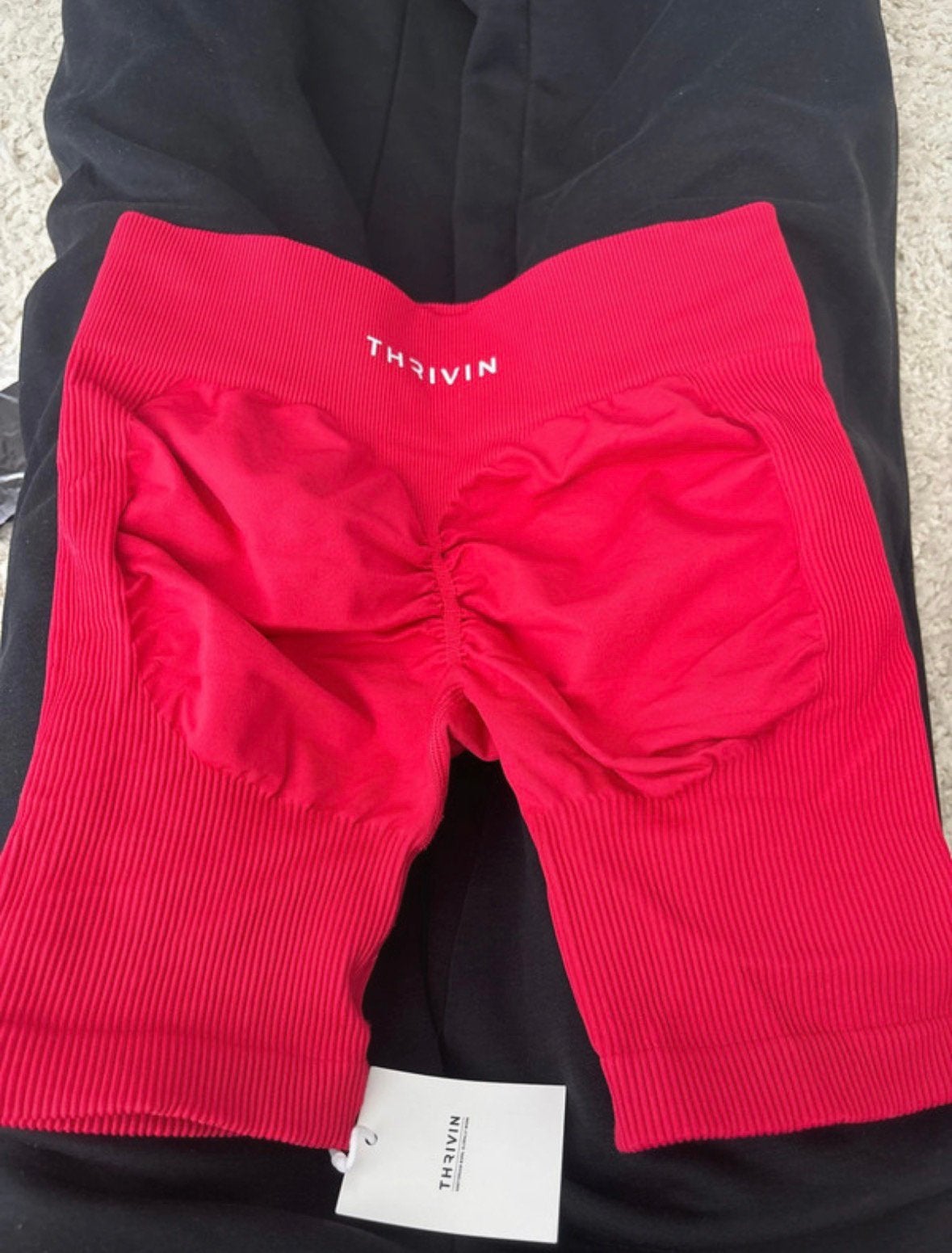 Thrivin scrunch shorts strawberry maat S, Verzenden, Nieuw, Fitness of Aerobics, Roze
