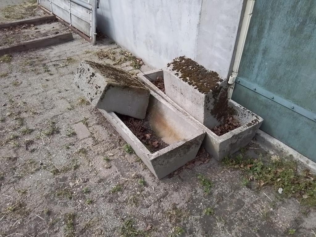 Te koop betonnen voerbakken, Ophalen