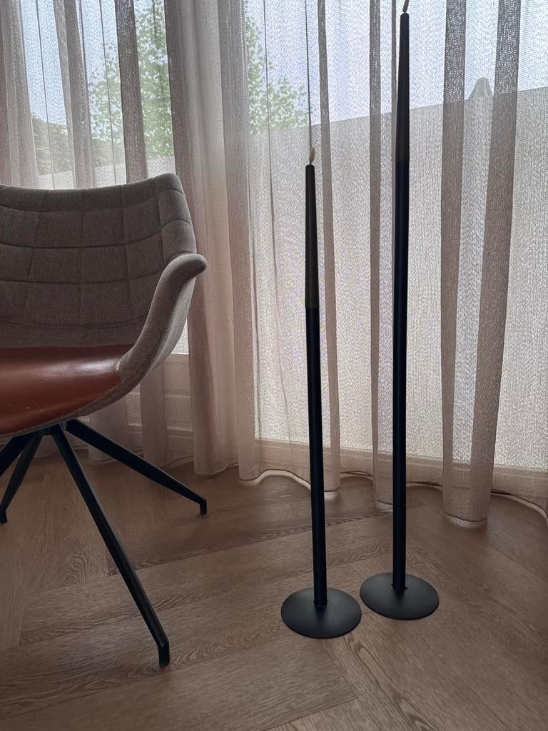Set 2 Zwarte Metalen Vloerkandelaars Hotel Chic Modern, Ophalen of Verzenden, Zo goed als nieuw, Metaal, 50 tot 75 cm