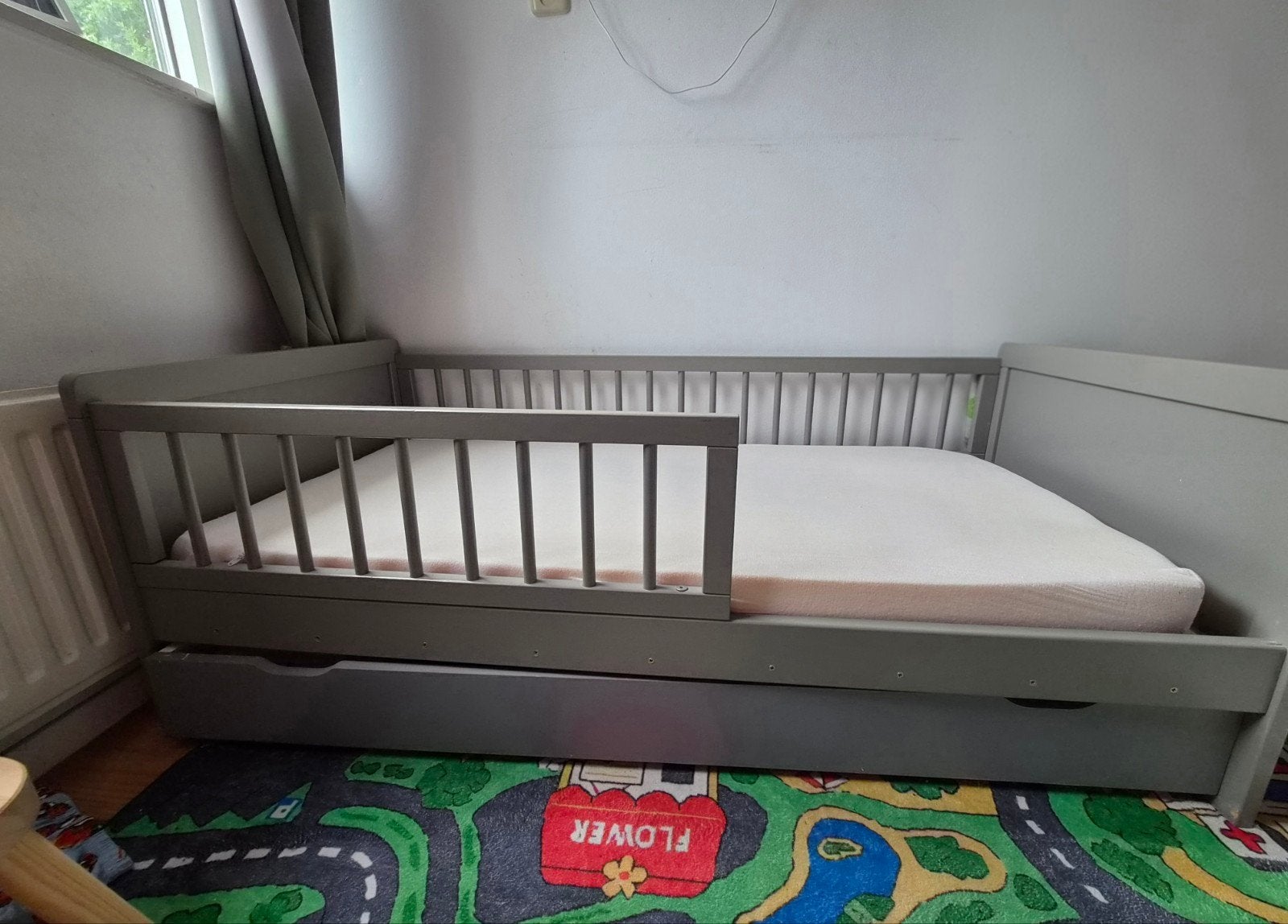 Peuterbed Petite Amelie 140x70 cm - Grijs met lade, Ophalen, Gebruikt, 70 tot 85 cm, 140 tot 160 cm