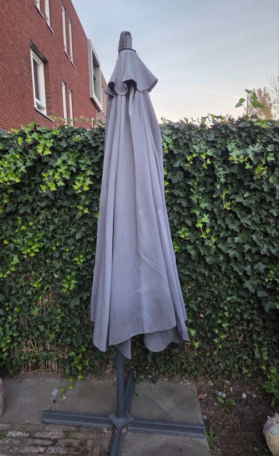 Grijze zweefparasol met voet - Gebruikt, Tuin en Terras, Ophalen, Kantelbaar, Gebruikt, 2 tot 3 meter