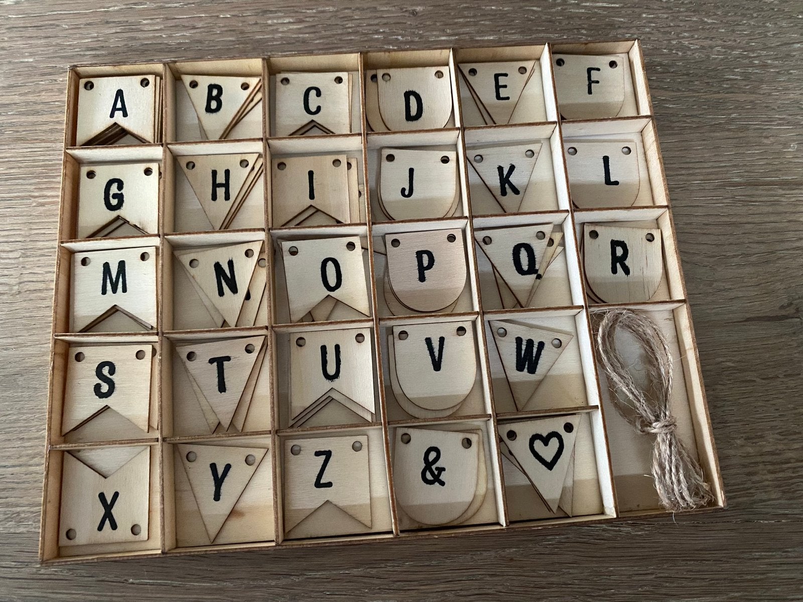 Houten letters op vlaggetjes om zelf naamslinger te maken, Overige thema's, Zo goed als nieuw, Educatief, Overige merken