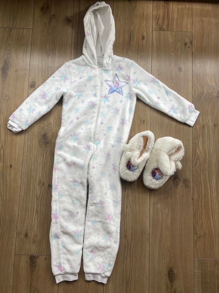 Frozen onesie maat 122 en sloffen maat 31, Ophalen of Verzenden, Zo goed als nieuw, Meisje, Overige typen
