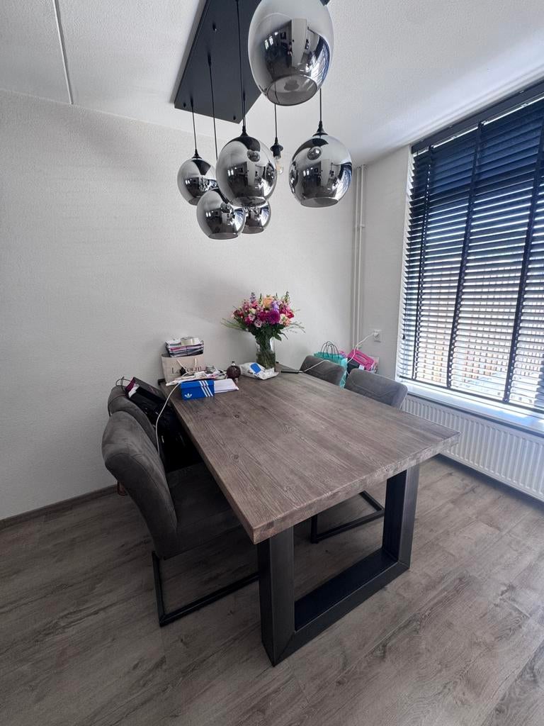 Eettafel met stoelen, Ophalen