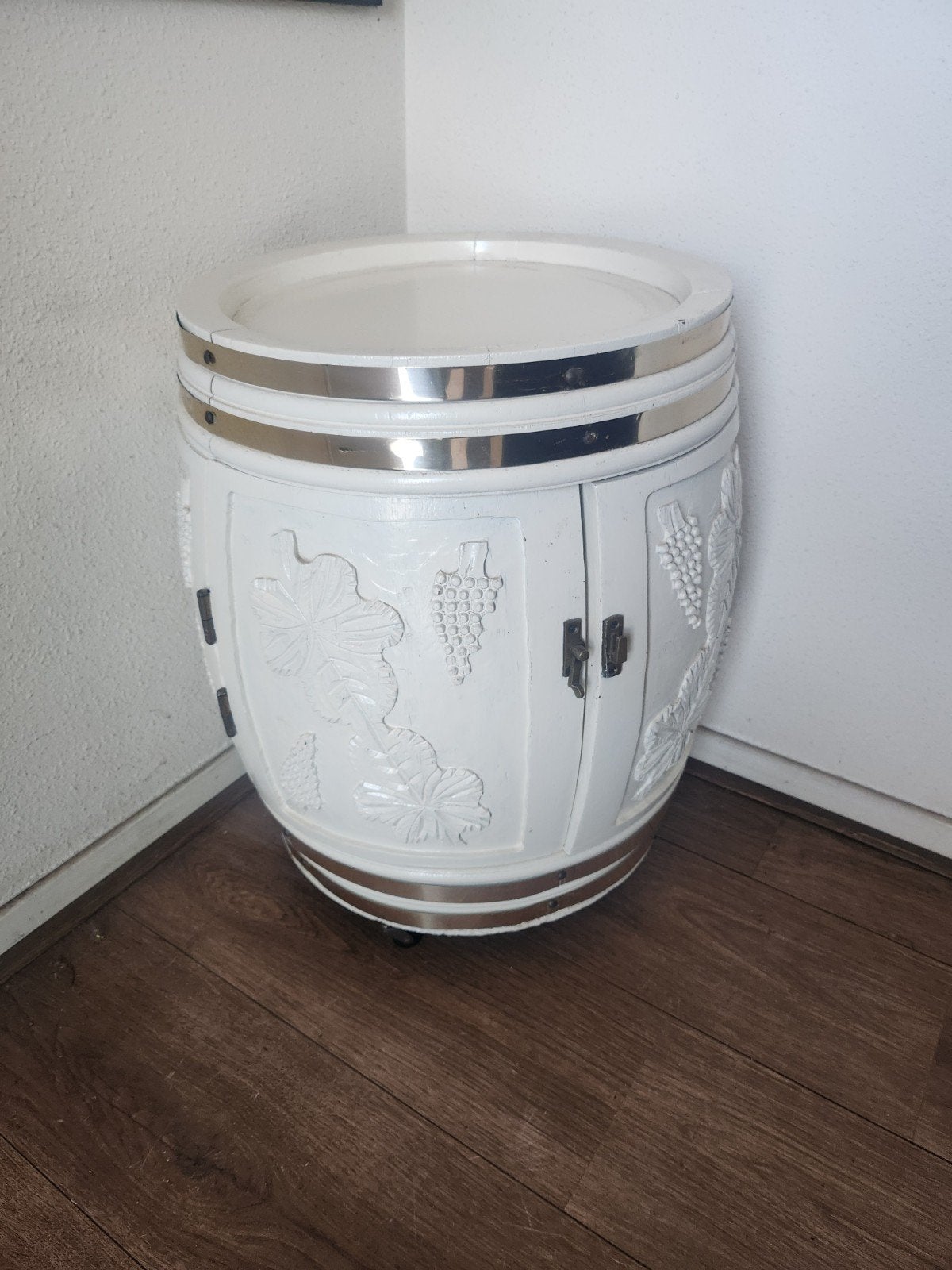 Minibar met met fruit drankton, Ophalen