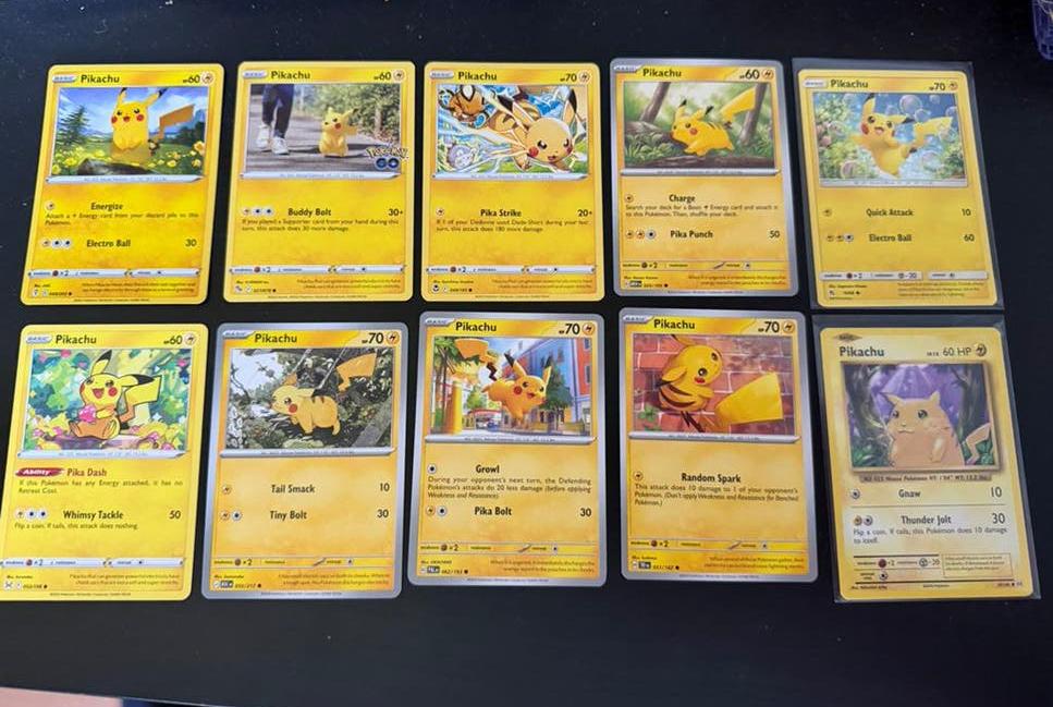 10 Pikachu Kaarten 2016-2026 (10 verschillende kaarten), Ophalen of Verzenden, Zo goed als nieuw, Meerdere kaarten, Foil