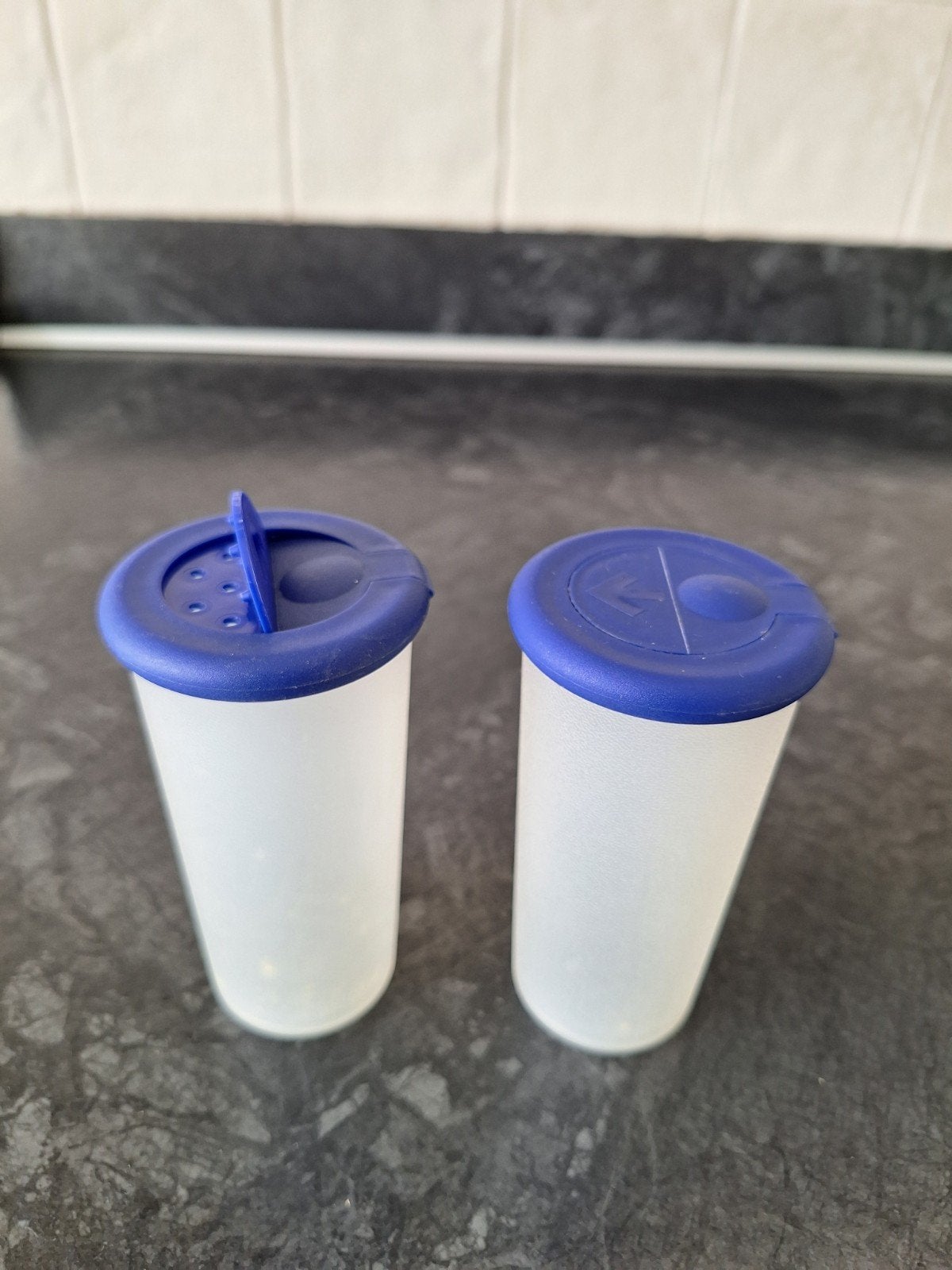 Tupperware Shakers - Set van 2 met blauwe deksels, Blauw, Ophalen of Verzenden, Zo goed als nieuw, Met deksel