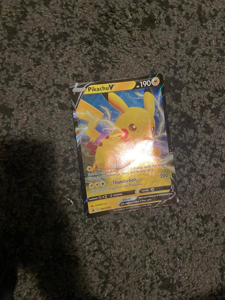Pikachu V Pokémon kaart SWSH061, Ophalen of Verzenden, Gebruikt, Losse kaart, Foil