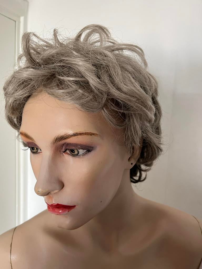 Etalagepop met pruik, Ophalen of Verzenden, Gebruikt, Beige, Kunststof