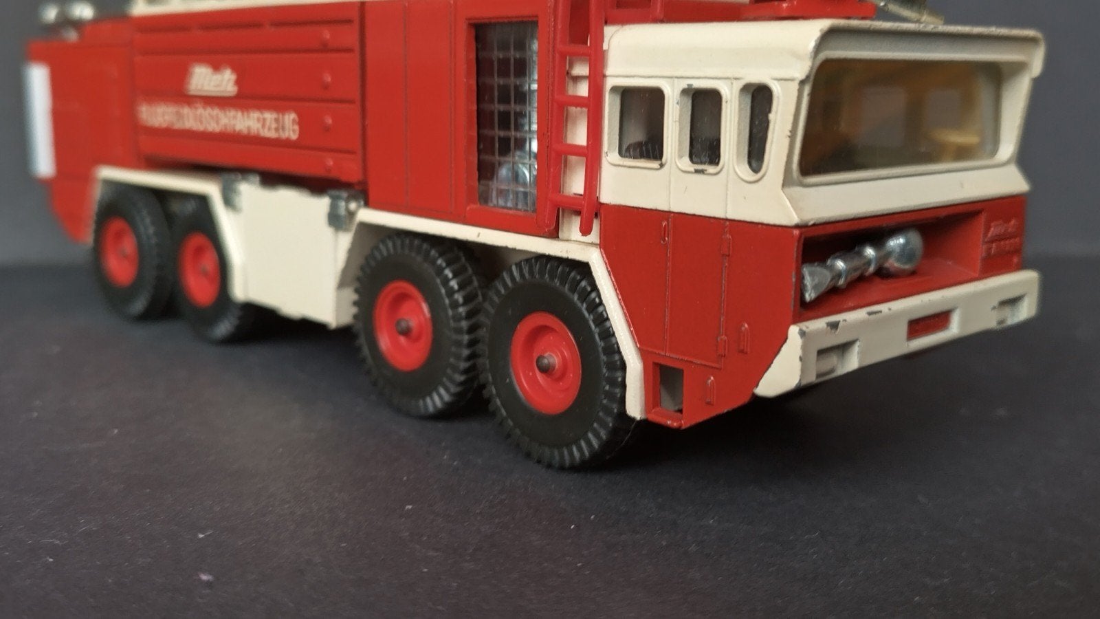 Metz Flugfeldlöschfahrzeug Fire Tender Siku V 332 Pol, SIKU, Verzenden, Zo goed als nieuw, Bus of Vrachtwagen