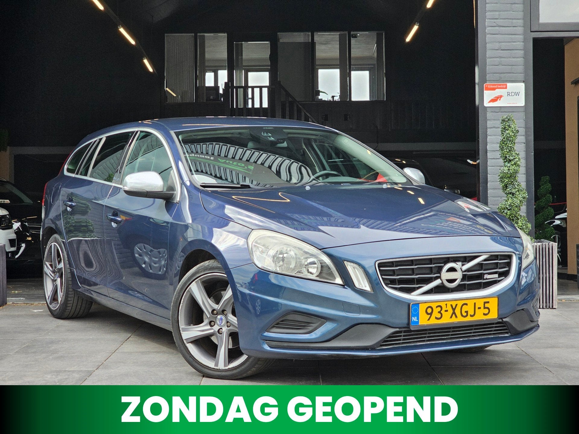 Volvo V60 1.6 T3 R-Design|2e eig|NAP|AUT|PDC|Trekhaak|Cruise, Auto's, Gebruikt, 4 cilinders, Blauw, Leder en Stof
