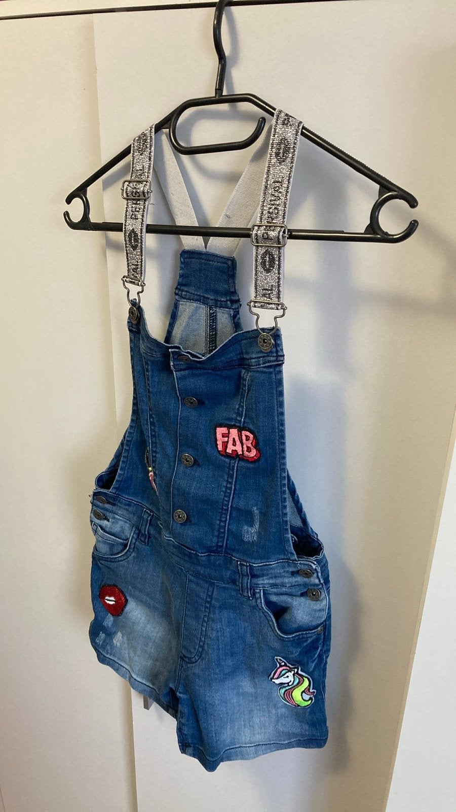 Leuke denim korte tuinbroek met patches voor meisjes, Ophalen of Verzenden, Zo goed als nieuw, Meisje