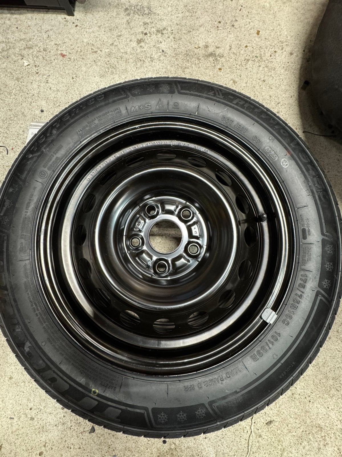 Nieuwe autoband met nieuwe velg 16 inch, Ophalen